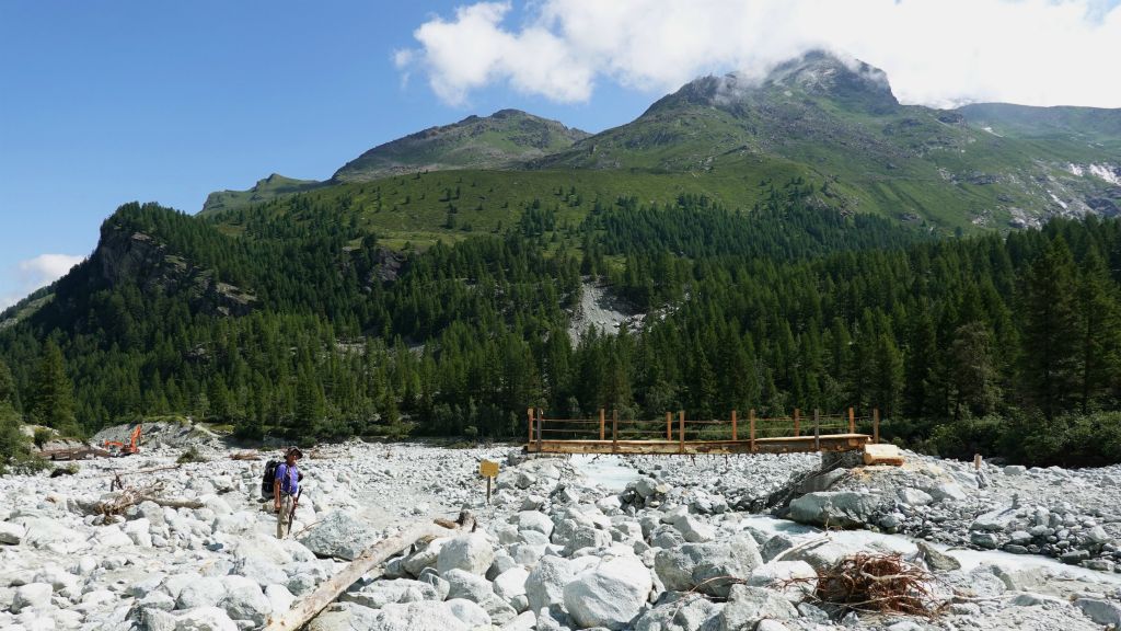 Pont rustique provisoire qui permet à nouveau l'accès à la cabane Arpitettaz